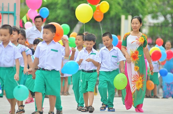 Cô giáo Trường Tiểu học Nguyễn Văn Trỗi đón học sinh lớp 1. Ảnh: X.PHÚ