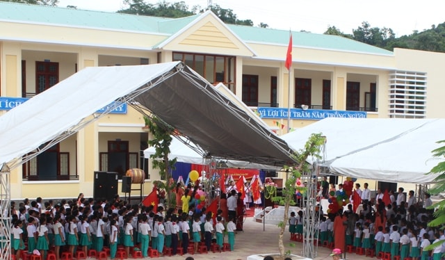 Khánh thành ngôi trường mới khang trang trong niềm phấn khởi của thầy và trò. Ảnh: Bích Liễu