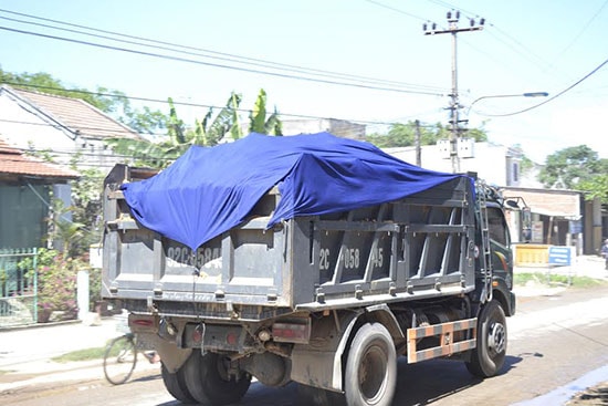 Xe ben cơi nới thùng, chở quá tải trọng ngang nhiên lưu thông trên một tuyến đường địa phương. Ảnh: S.C