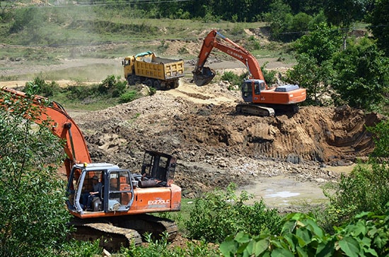 Khai thác đất sét tại Hố Lắm (xã Đại Đồng, Đại Lộc). Ảnh: T.H