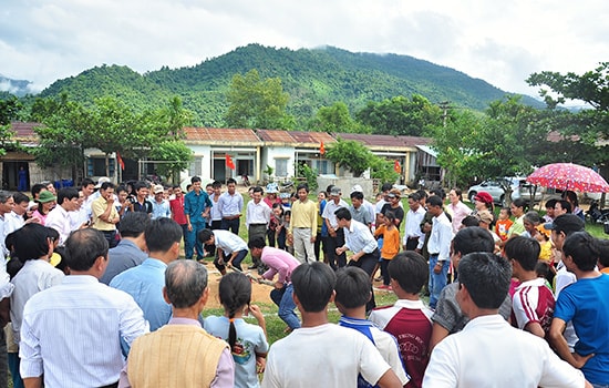 Nhân dân làng Yều (xã Đại Hưng, Đại Lộc) tổ chức ngày hội Đại đoàn kết toàn dân năm 2015. Ảnh: VINH ANH