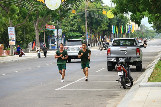 Hai vận động viên Phan Viết Đông và Trần Minh Vũ trên đường chạy tập luyện.  Ảnh: THÀNH CÔNG