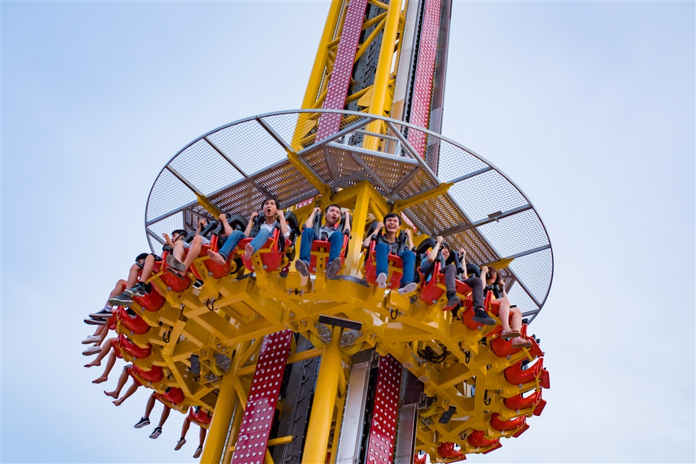 Trải nghiệm Golden Sky Tower sẽ là chuỗi những cung bậc xúc cảm từ hồi hộp, sảng khoái, phấn khích, thăng hoa khi được “rơi tự do” từ độ cao gần 50m về mặt đất trong tích tắc.