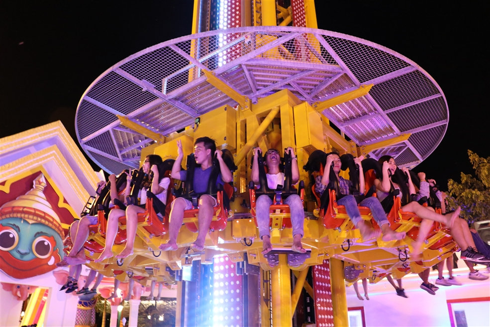 Golden Sky Tower được thiết kế tinh xảo với một tháp cao 47m được gắn với sàn bê tông có thanh bảo vệ riêng lẻ và hệ thống rơi tự do có hệ phanh từ/nam châm đảm bảo an toàn tuyệt đối cho du khách
