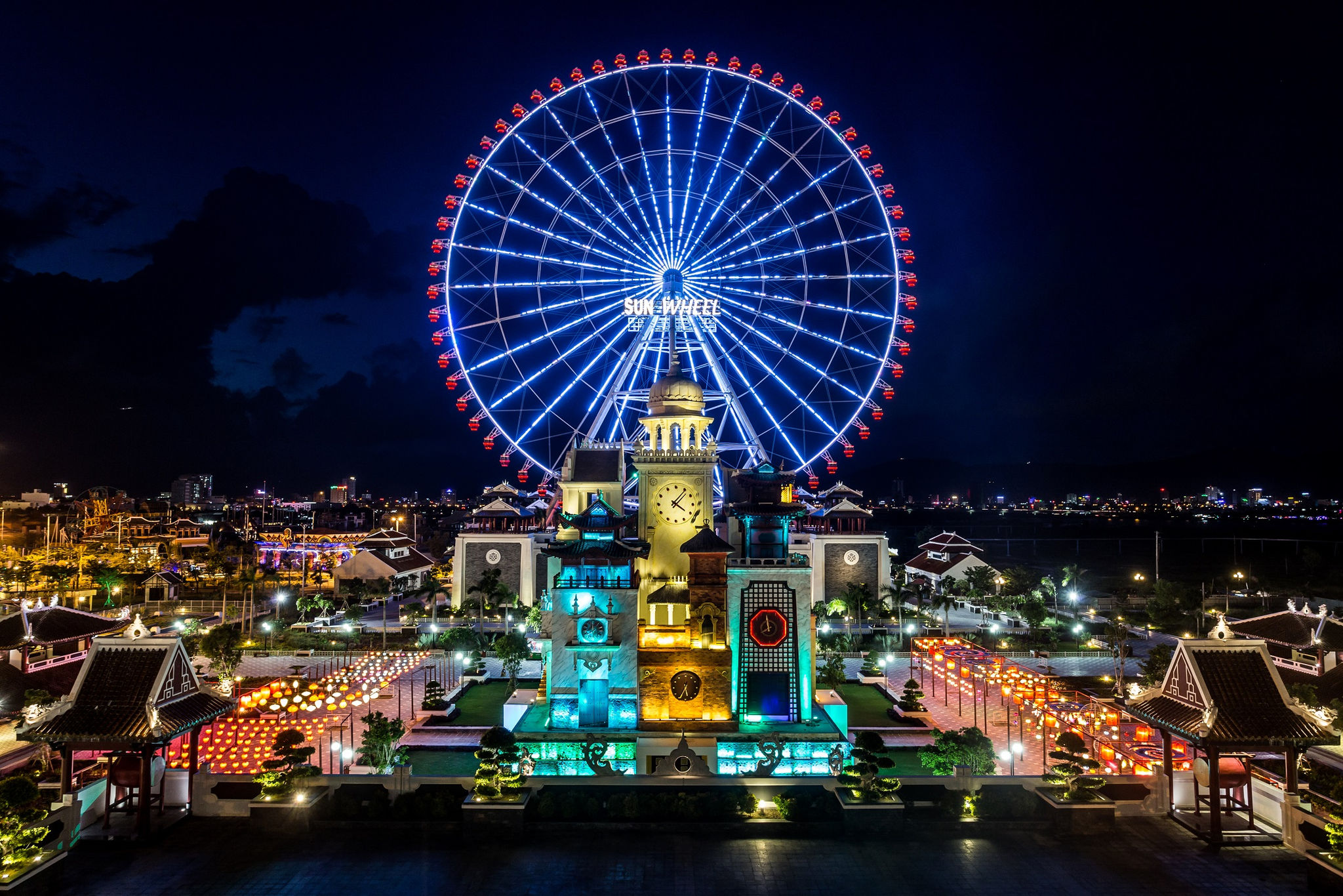 Liên tục đưa những trò chơi mới vào phục vụ khách hàng nhưng giá vé không đổi, Golden Sky Tower là nỗ lực không ngừng đổi mới, gia tăng thêm nhiều giá trị thụ hưởng cho du khách khi đến vui chơi tại ASIA Park - công viên văn hóa, giải trí mang tầm khu vực.