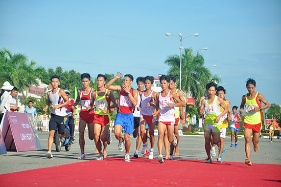 Các cuộc so tài ở nội dung đội tuyển tỉnh, thành phố luôn diễn ra chất lượng, hấp dẫn.Ảnh: ANH SẮC