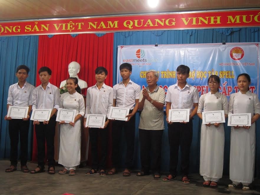 Trao học bổng cho học sinh. Ảnh: DUY THÁI