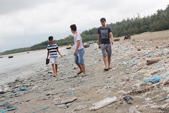 Du khách đến Bàn Than phải đi trên bãi rác. Ảnh: ĐÔNG DƯƠNG