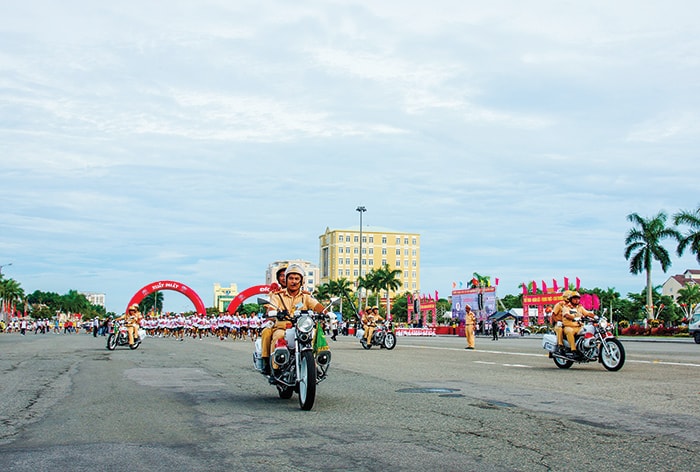 Cảnh sát giao thông Công an tỉnh dẫn đường.