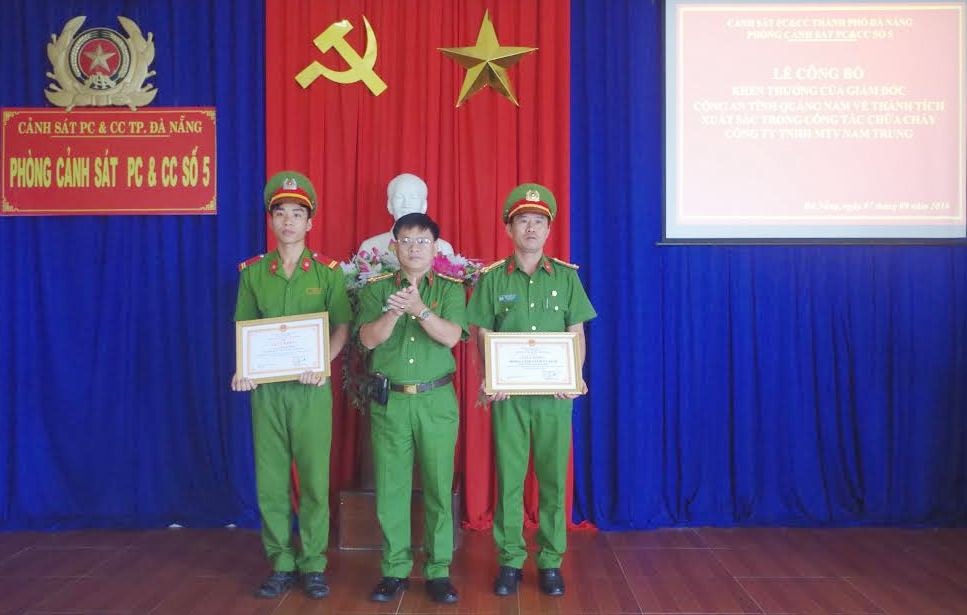 Đại tá Trương Quang Vinh – Phó Giám đốc Công an tỉnh Quảng Nam trao giấy khen cho tập thể và cá nhân Phòng Cảnh sát PC&CC số 5, Cảnh sát PC&CC TP Đà Nẵng