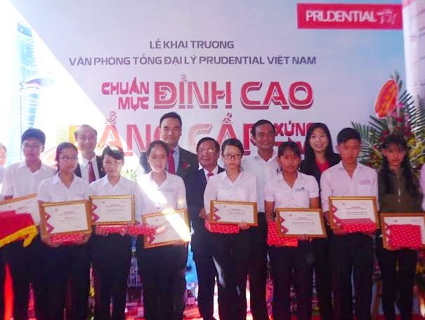 Prudential trao học bổng cho học sinh Hội An (ảnh: Phan Sơn)