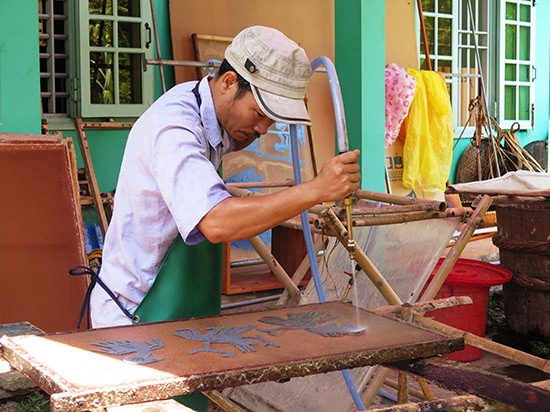 Sau khi qua công đoạn nghiền bột, thợ thủ công sẽ dùng tay rải bột trên khung lụa, sau đó dùng vòi nước để gia giảm lượng bột giấy tùy vào mỗi hình khối. Sau công đoạn này, tác phẩm sẽ được mang ra phơi nắng.