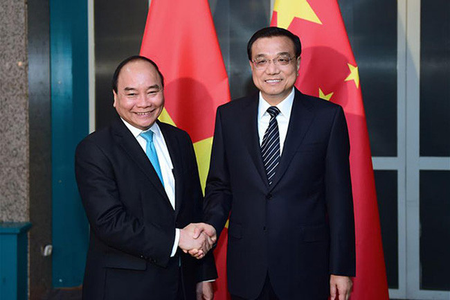 Thủ tướng Nguyễn Xuân Phúc gặp Thủ tướng Trung Quốc Lỳ Khắc Cường bên lề Hội nghị cấp cao Á - Âu tại Ulanbator (Mông Cổ) tháng 7/2016.