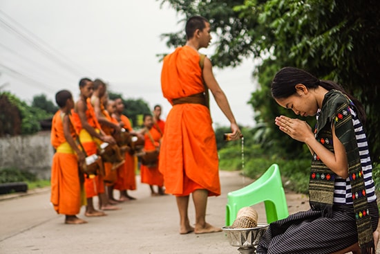 Khất thực ở Savanakher. (Ảnh minh họa)Ảnh: HỨA THẠNH