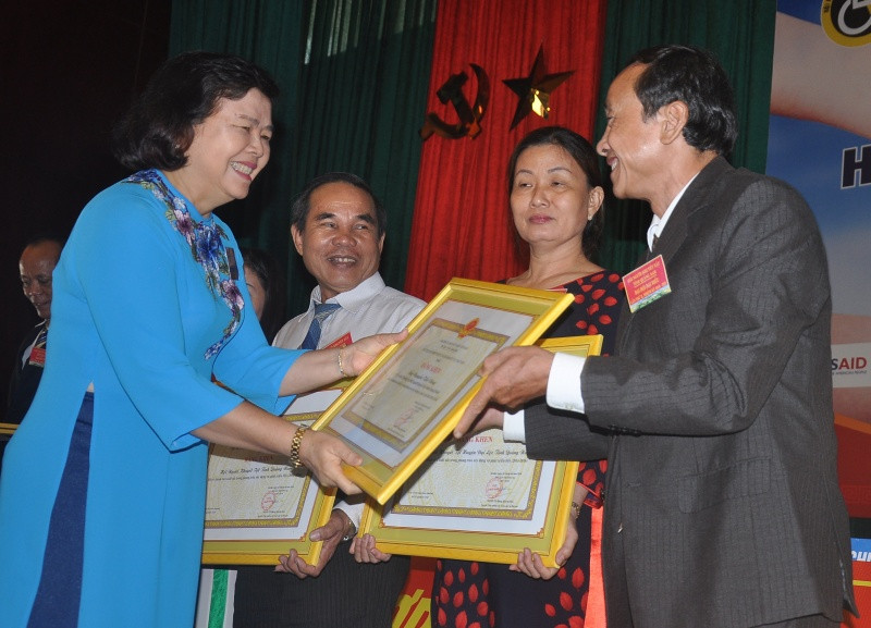Bà Đặng Huỳnh Ba - Chủ tịch Liên hiệp hội về NKT Việt Nam tặng Bằng khen cho các tập thể, cá nhân.Ảnh: VINH ANH