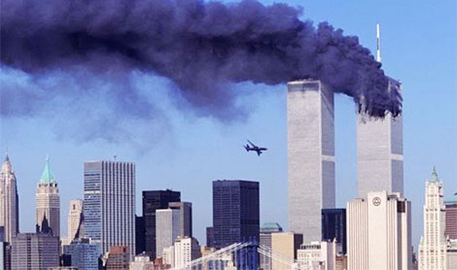 Thời khắc chiếc máy bay của hãng United Airlines bị không tặc kiểm soát đâm vào tòa tháp phía Nam. (Ảnh: AP)