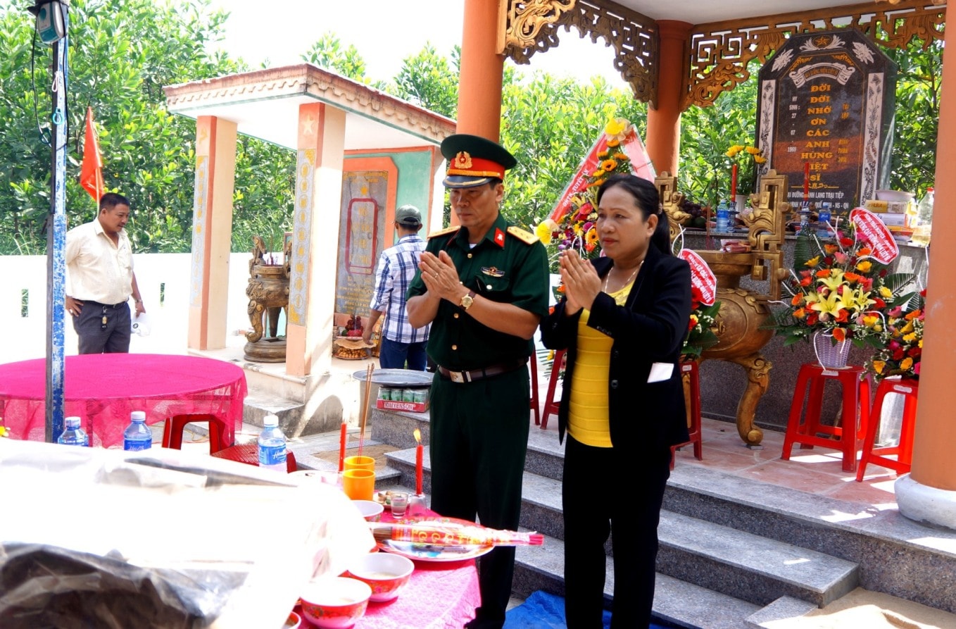 Quang cảnh trang nghiêm trong buổi lễ khánh thành nhà bia tưởng niệm. Ảnh: ĐÌNH TĂNG