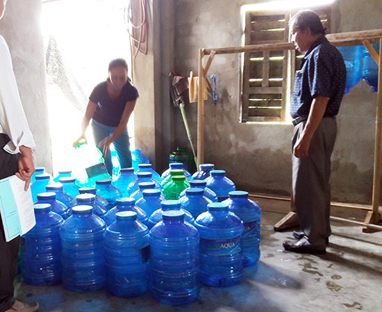 Nhiều cơ sở sản xuất nước uống đóng chai trên địa bàn tỉnh vẫn mắc những lỗi sơ đẳng trong quy trình sản xuất. Ảnh: NG.DƯƠNG