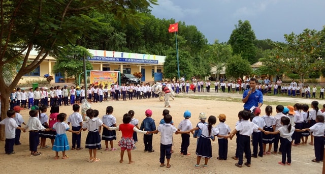 Các em thiếu nhi tại trường TH Lê Lợi, xã Phước Trà được vui tết Trung thu. Ảnh: LC