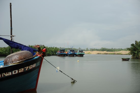 Đến trưa 12.9, số lượng tàu thuyền đánh bắt xa bờ tại Hội An đã về đến bờ. Ảnh: MINH HẢI