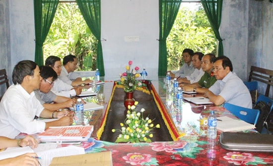 Bí thư Huyện ủy Phú Ninh - Nguyễn Cảnh (ngoài cùng, bên phải) trong một buổi làm việc với tổ chức đảng ở cơ sở. Ảnh: P.A