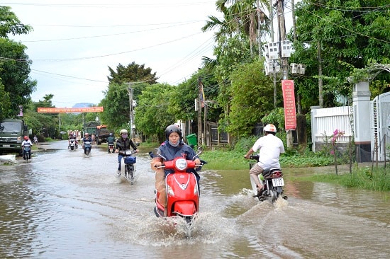 Không có mương thoát nước lại gặp mưa to kéo dài, một đoạn đường nội thị Ái Nghĩa bị ngập cục bộ. Ảnh: C.TÚ