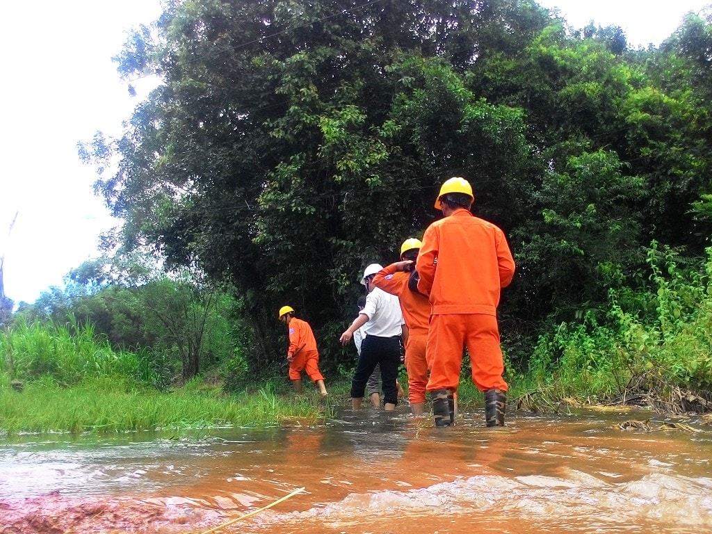 Ngay từ sáng ngày 13.9, các công nhân điện lực đã nhanh chóng đến các điểm bị sự cố. (ẢNH: Đ. ĐẠO)