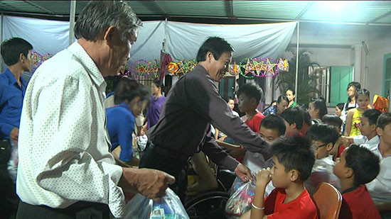 Lãnh đạo Sở LĐ- TB&XH tặng quà cho các em thiếu nhi. ảnh: P.Sơn