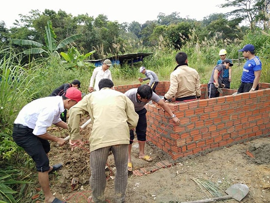 Giáo viên tự tay xây bể nước cho học sinh. Ảnh: Đ.H