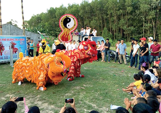 Đội lân khối phố Hương Trà Đông (phường Hòa Hương, Tam Kỳ) biểu diễn phục vụ các em thiếu nhi.