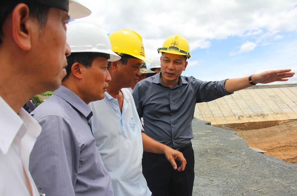 Thứ trưởng Bộ Công thương Cao Quốc Hưng kiểm tra hiện trường vụ vỡ cống dẫn dòng Thủy điện Sông Bung 2.