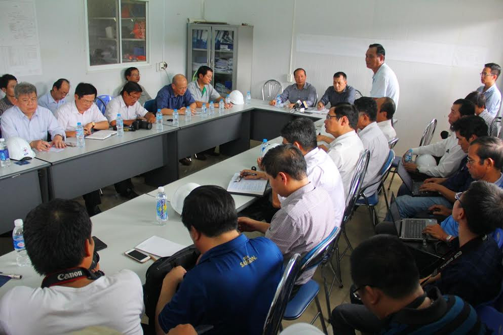Quang cảnh buổi họp báo tại nhà máy thủy điện vào trưa 14.9.