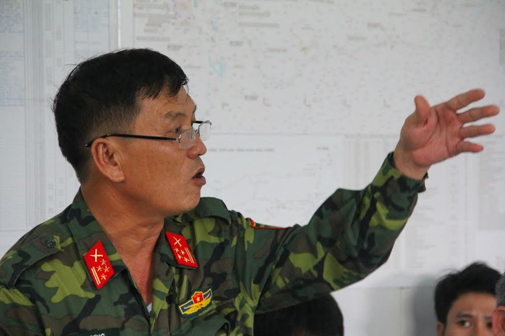  Đại tá Hà Lương - Phó tham mưu trưởng Bộ CHQS tỉnh thông tin công tác cứu nạn, cứu hộ với đoàn công tác của Bộ Công thương.