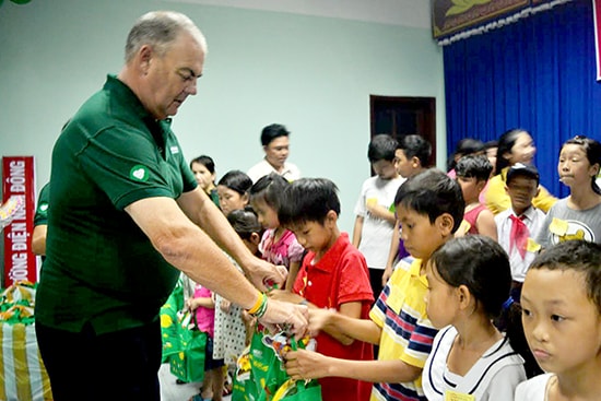 Giám đốc nhà máy bia Heineken Quảng Nam trao quà cho thiếu nhi.