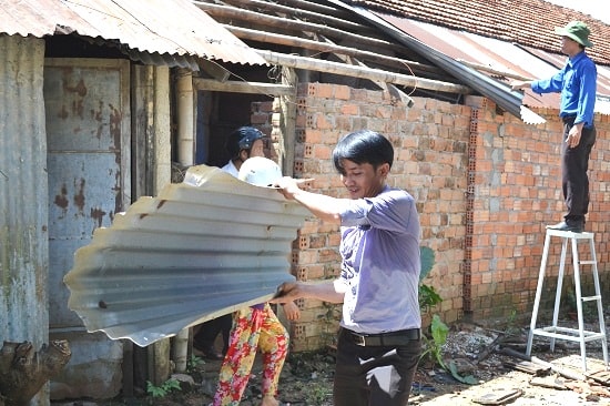 Gỡ tôn do gia đình cơi nới thêm để tiện sinh hoạt. Ảnh: C.TÚ