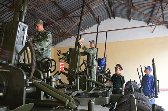 Công tác bảo quản, bảo dưỡng các loại súng pháo tại Đại đội Kho vũ khí - đạn Phòng Kỹ thuật Bộ CHQS tỉnh. Ảnh: TUẤN ANH