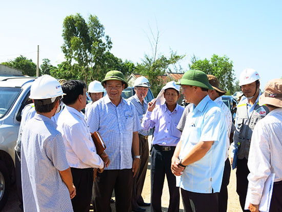 Chủ tịch UBND tỉnh Đinh Văn Thu trao đổi với các doanh nghiệp về môi trường đầu tư, kinh doanh tại Quảng Nam. Ảnh: N.P