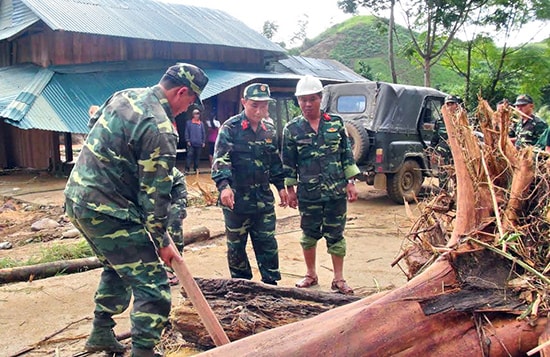 Quân đội tham gia dọn dẹp thông tuyến đường từ thôn Pà Lan đến UBND xã La Êê.  Ảnh: HIẾN PHÁP