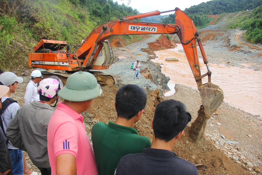 Công việc cứu hộ được triển khai từ chiều 14.9, trong sự nỗ lực của lực lượng quân sự huyện Nam Giang.