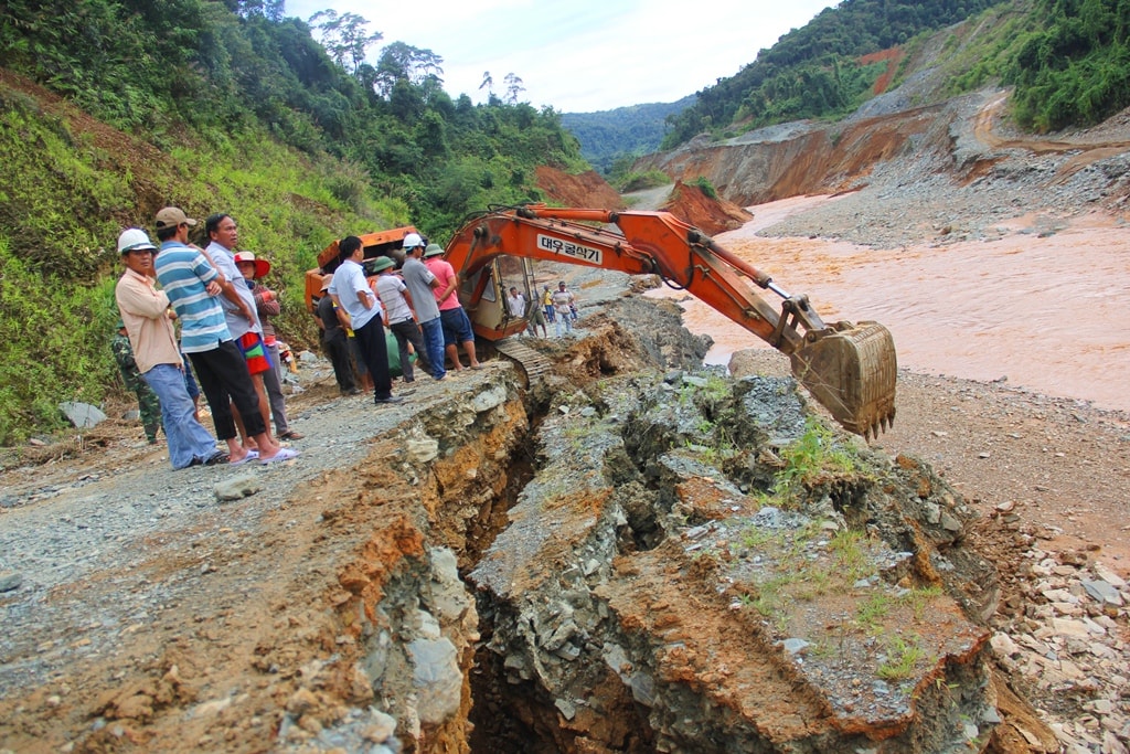 Khu vực xảy ra sự cố rất hiểm trở nên rất khó khăn cho công tác cứu hộ.