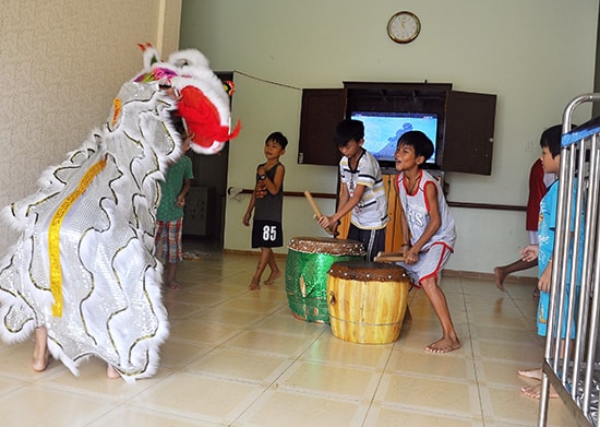 Trẻ em ở Làng Hòa Bình tập múa lân sau khi đi học về. Ảnh: VINH ANH