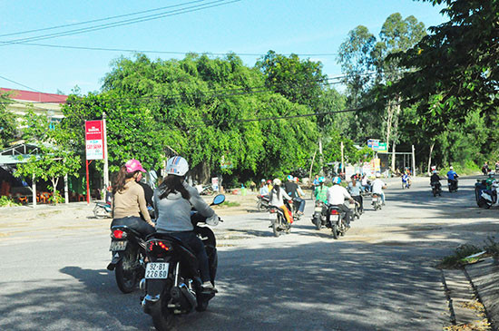 Nút ngã tư ĐT615 - Nguyễn Văn Trỗi (trước cổng Khu công nghiệp Tam Thăng) đang tiềm ẩn nguy cơ về tai nạn giao thông. 