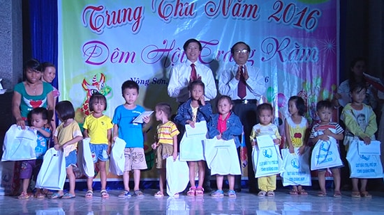 Trao quà cho trẻ em có hoàn cảnh khó khăn: VINH THÔNG