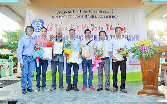 Phó Chủ tịch UBND TP.Tam Kỳ Nguyễn Minh Nam và Giám đốc UN-Habitat Nguyễn Quang trao giải thưởng cho các tác giả đoạt giải