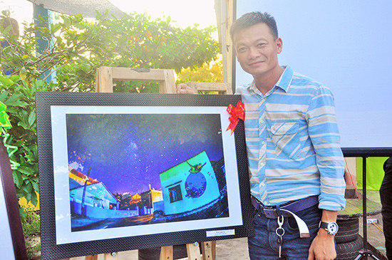 Tác giả Hoàng Ngô Hải bên tác phẩm Dải ngân hà được ban tổ chức trao giải nhất cuộc thi