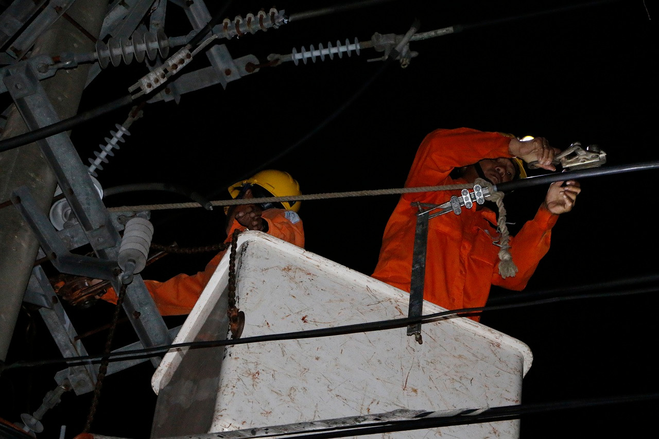 Việc khôi phục xử lý sự cố lưới điện do dính dây kim tuyến gặp nhiều khó khăn, tốn nhiều thời gian để sửa chữa, thay thế thiết bị hư hỏng. (ẢNH: H.PHƯƠNG)