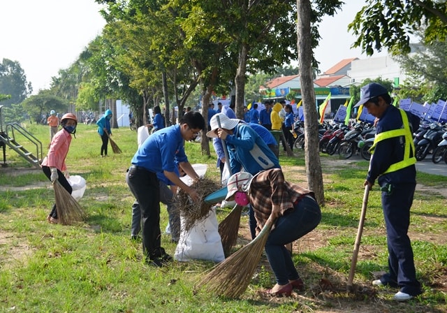 Lực lượng ĐVTN và người dân tham gia dọn vệ sinh. Ảnh: MỸ LINH