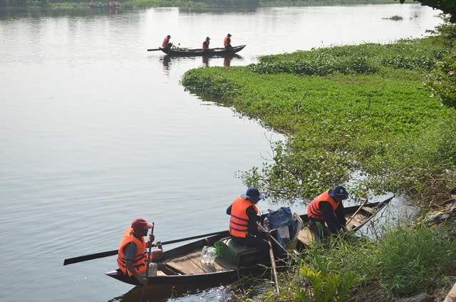 Thu gom rác thải trên sông. Ảnh: MỸ LINH