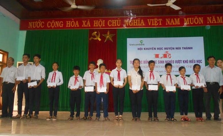 Quang cảnh học sinh đang nhận học bổng.