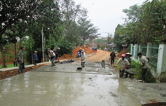 Nếu không có sự chung tay của người dân thì việc xây dựng hạ tầng nông thôn sẽ hết sức khó khăn.Ảnh: N.PHƯƠNG